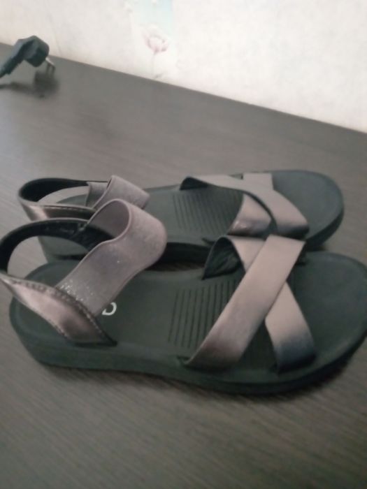 Продам детские сандали
