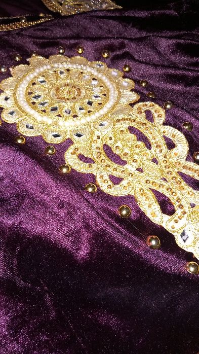 Milliy kiyim sotiladi