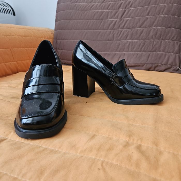 Чисто нови черни обувки, номер 35