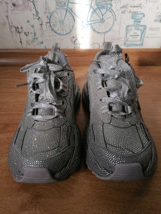 Сникърси с камъчета 38номер,но отговарят на 37!
