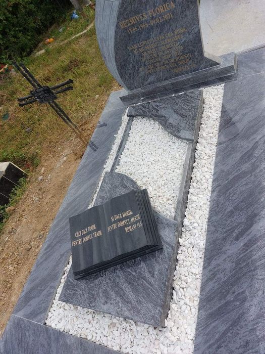 Vând cruci cavouri cripte borduri