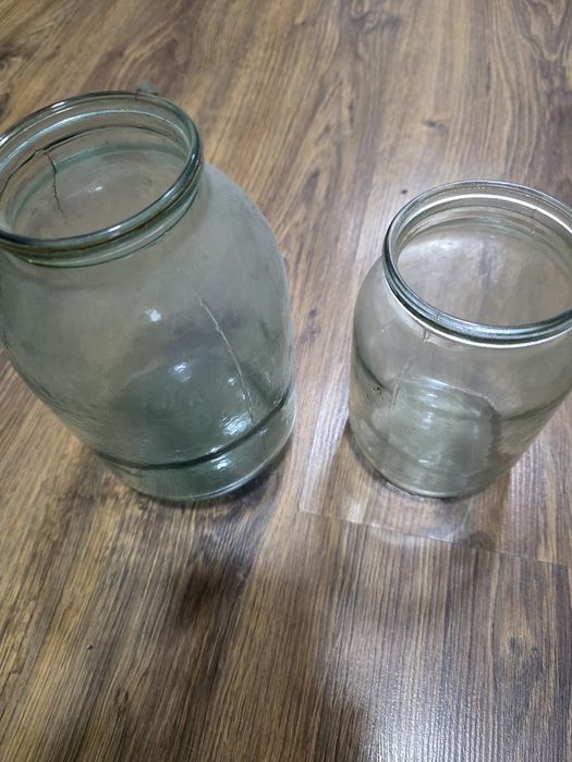 Отдам банки даром 2л. и 1 л