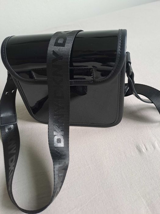 Малка лачена чанта DNKY