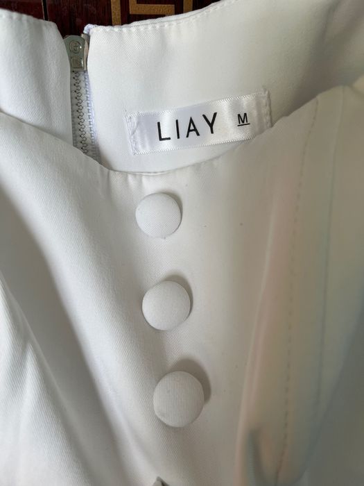 Белая корсетная блузка LIAY с объемными рукавами.