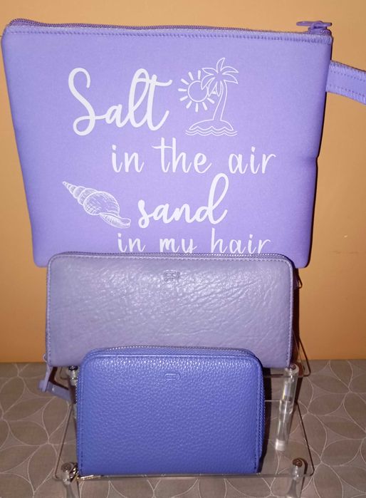 Дамски портфейли Parfois и козметични чантичка.