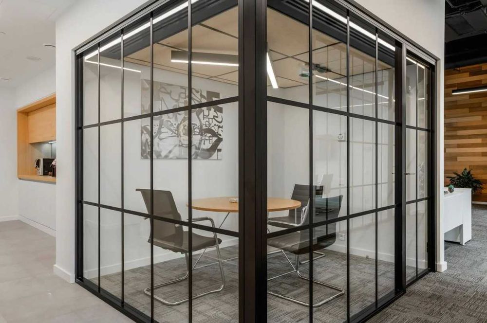 Shisha eshiklar va vitrajlarni o'rnatish va ta'mirlash xizmati.