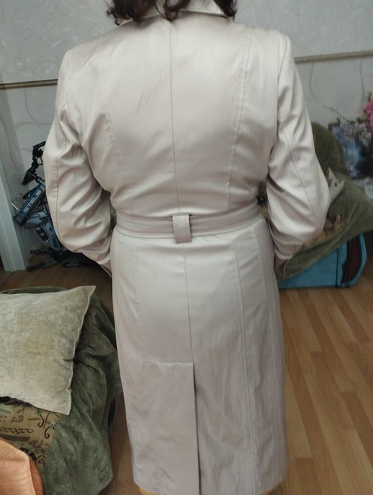 Продам светлый удобный плащ