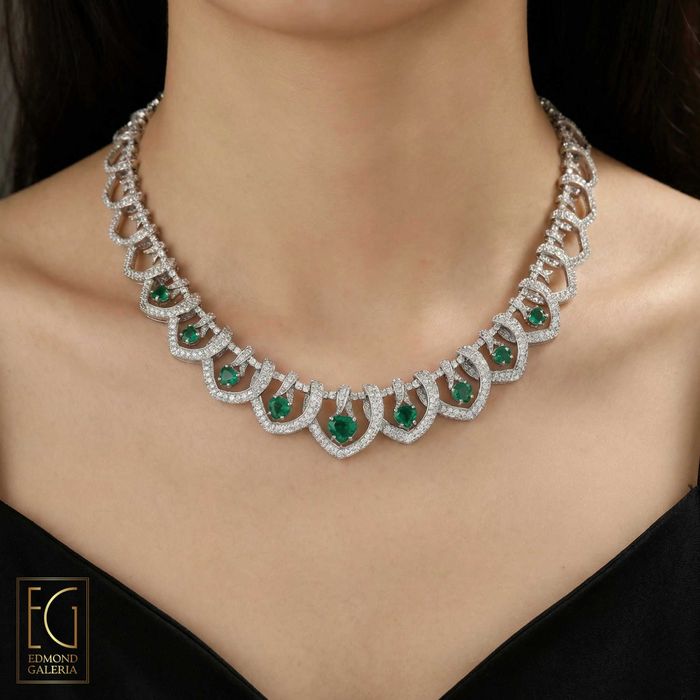 Excepțional colier din aur alb, decorat cu smaralde și diamante