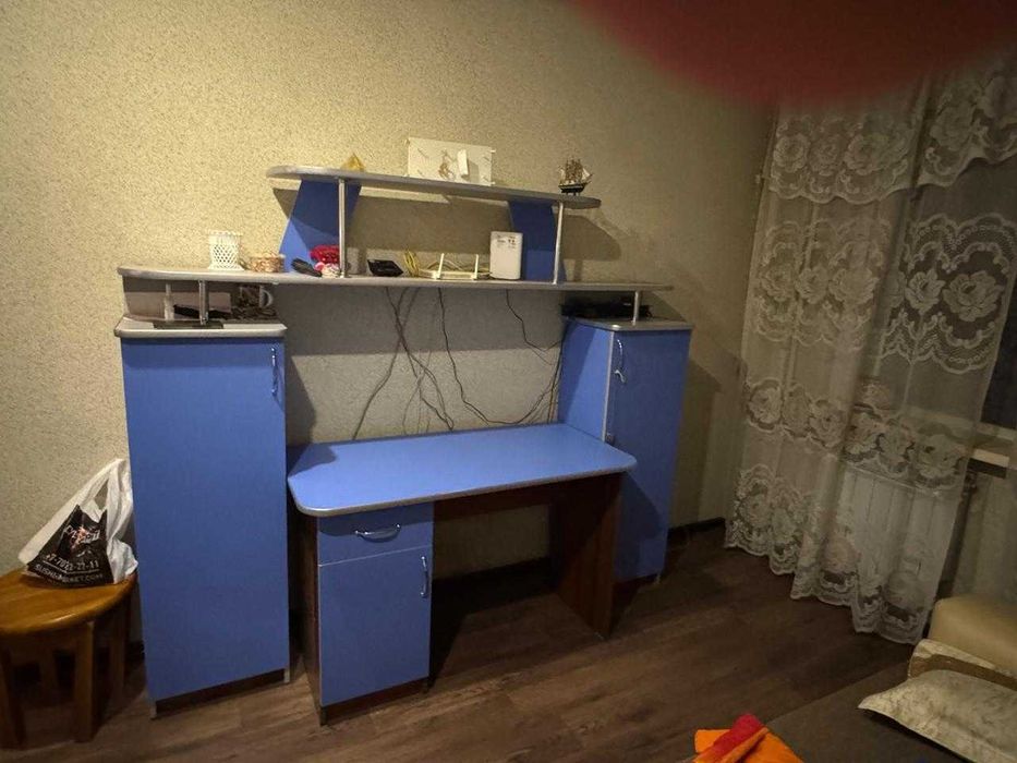 Отдам стол с тумбочками