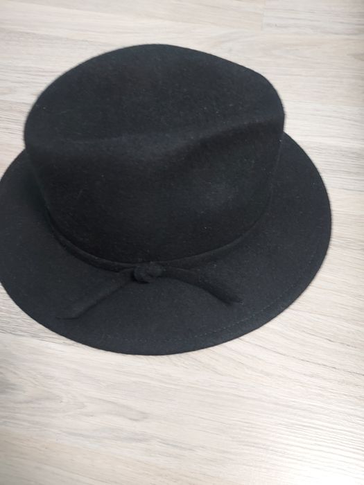 Palarie neagra si beige