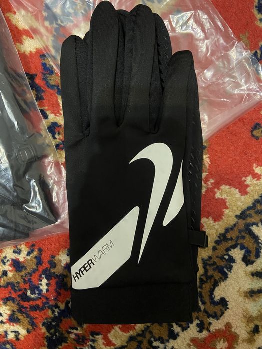 Перчатки Nike.