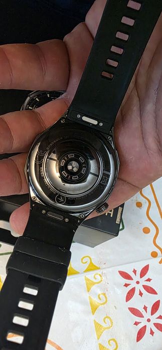 Продавам часовник Huawei 6 pro