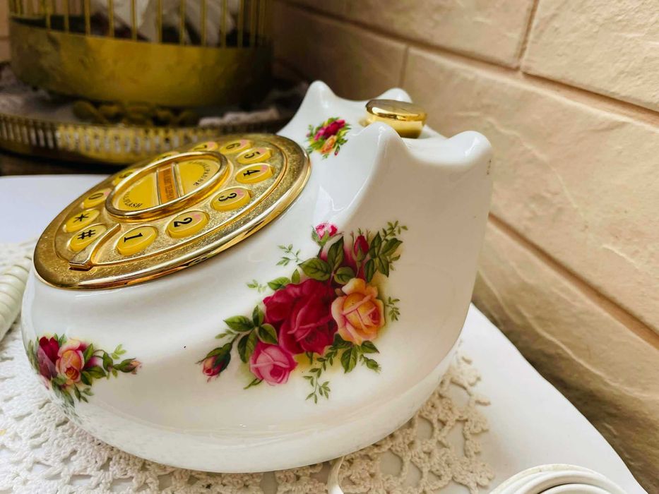 ROYAL ALBERT красив телефон от костен порцелан от Англия