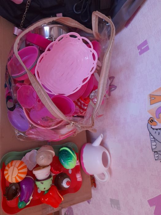 Детская посуда и фрукты