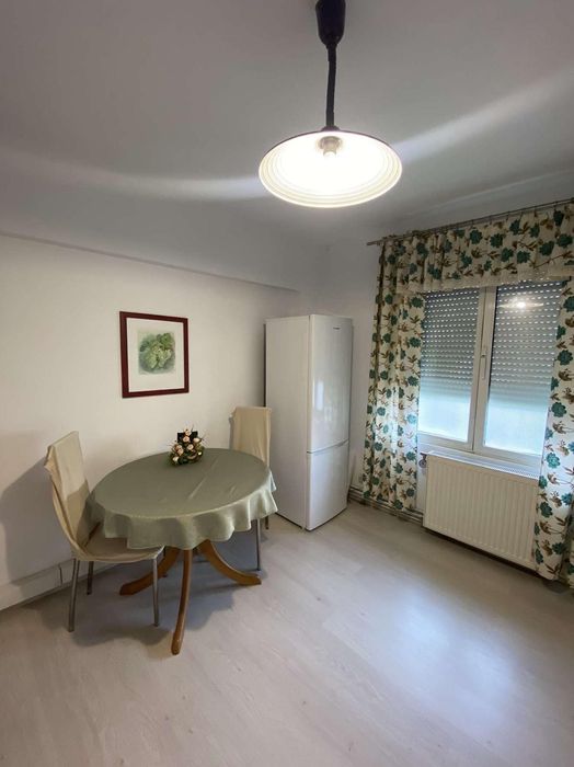 Apartament cu 3 camere de închiriat