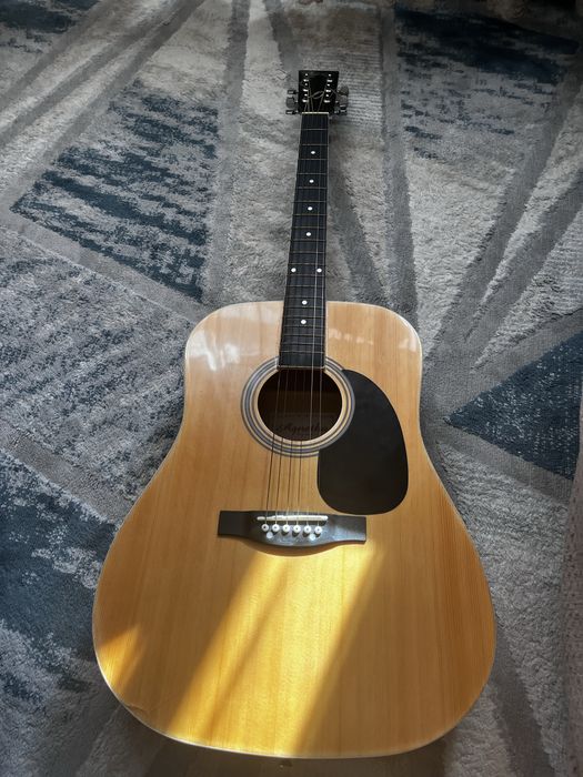 Акустическая гитара вместе с чехлом