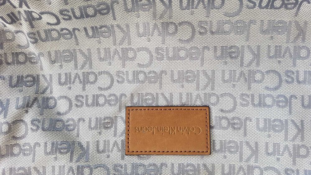 Ежедневна чанта - сива с надпис Сalvin Кlein, с кафява дръжка