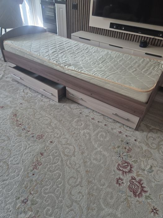 Полтарашка кровать