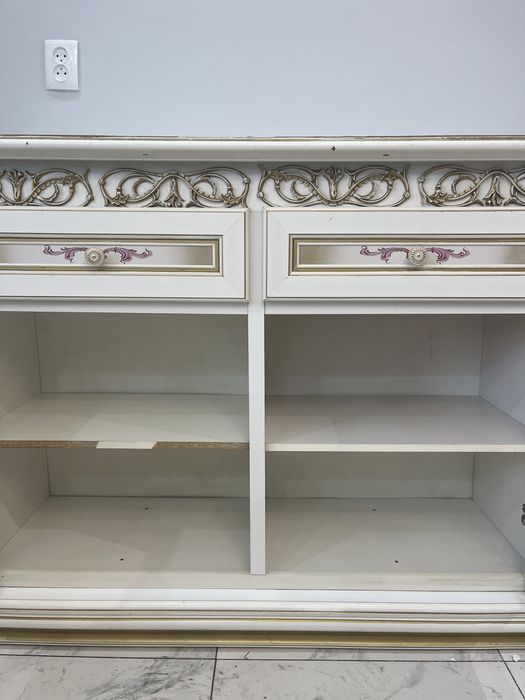 Камод под телевизором .