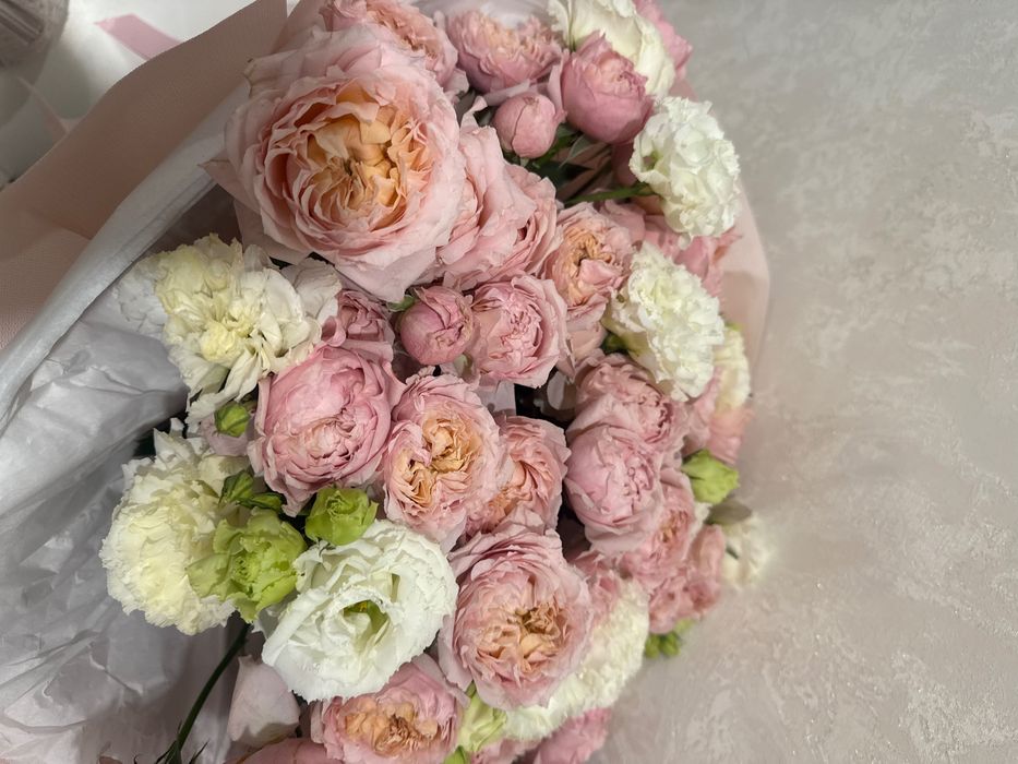 Нежный букет из пионовидных роз и  эустома (лизиантус)
