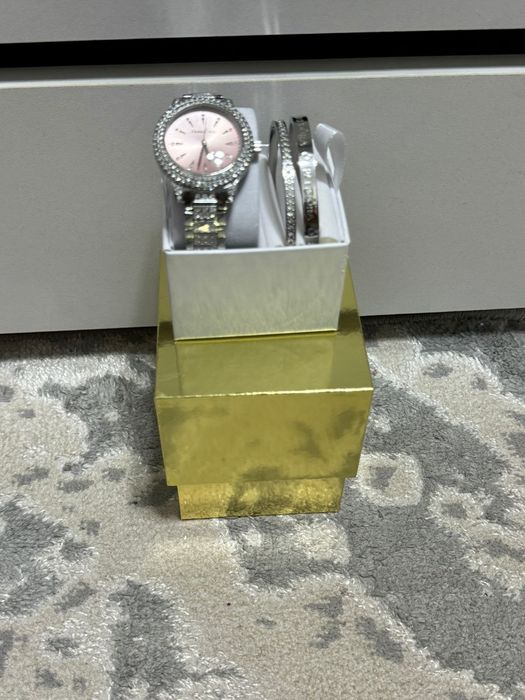 Женские часы Pandora