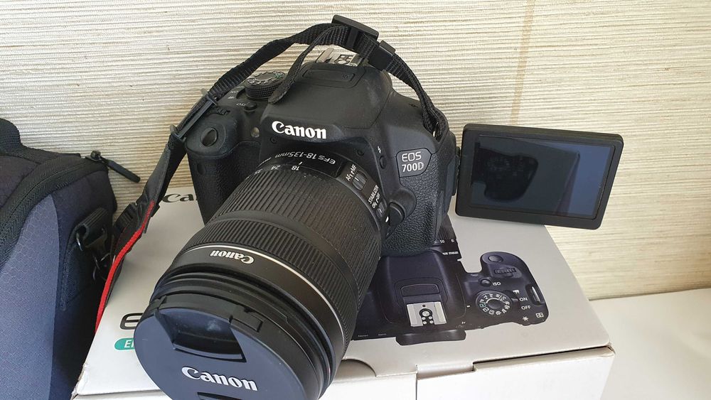 Фотокамера CANON EOS 700 D