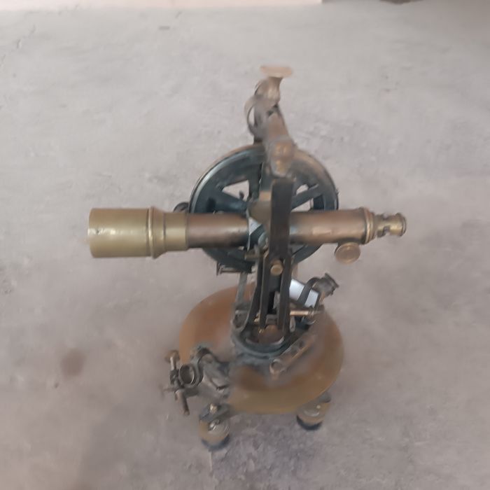 Антик теодалит 1853 йил Федор Швабе томонидан чикарилган