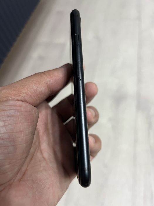 Продам Айфон se 2020