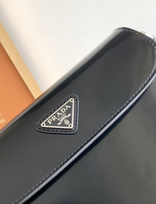 Prada Cleo чанта черна