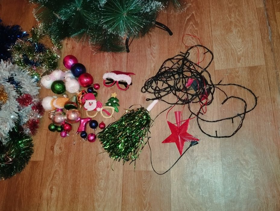 Ёлка с игрушками и фонариками, звездой