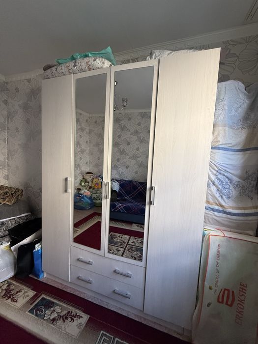 Продам шкаф с зеркалом