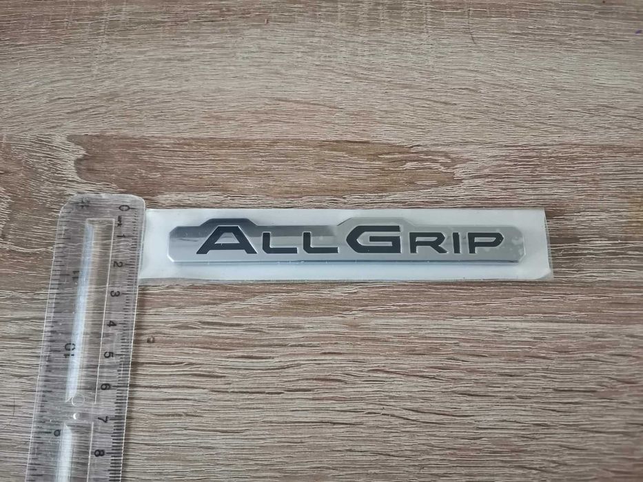 сребриста емблема Suzuki AllGrip