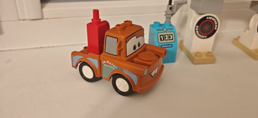 LEGO® DUPLO® - Ziua cursei lui Fulger McQueen (10924)
150 lei, set com
