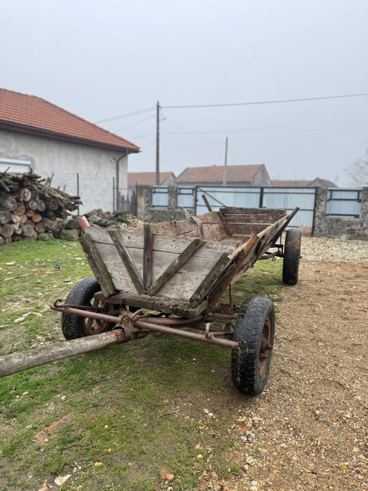 Vand 2 carute  stare buna pentru tractor sau cai