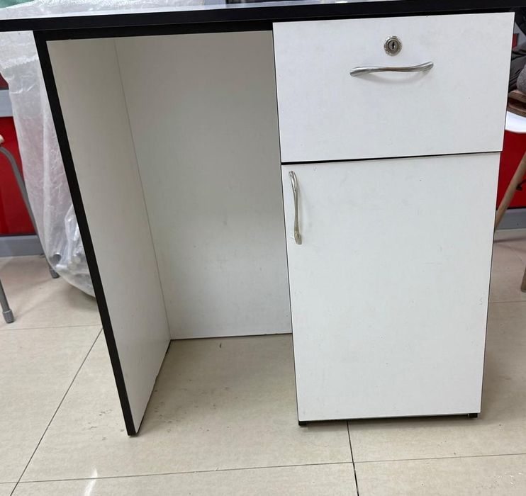 Столик маникюрный