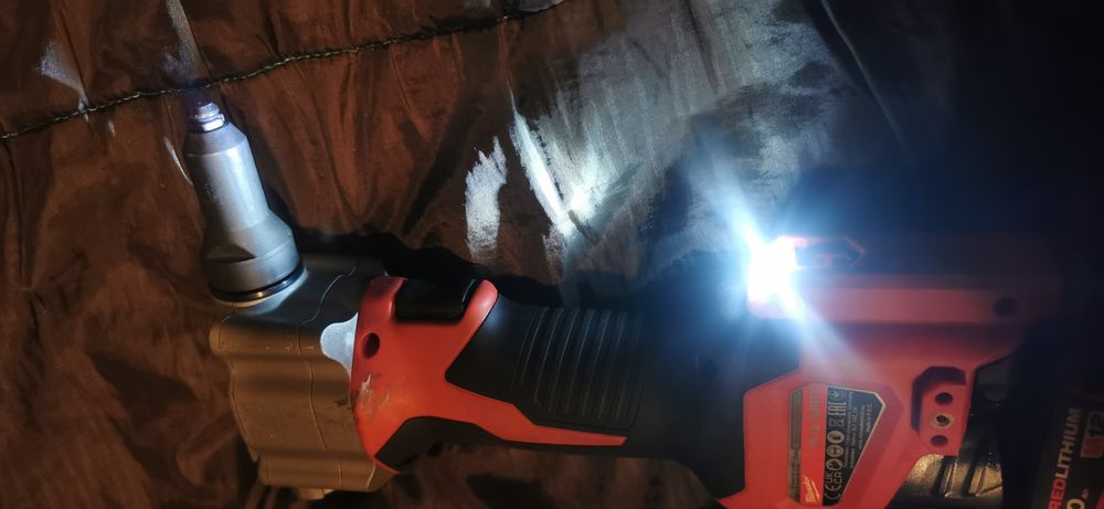 vand pistol pentru pop-nituri cu acumulator Milwaukee M12 BPRT.