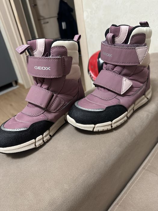 Продаю ботинки детские на девочку Geox