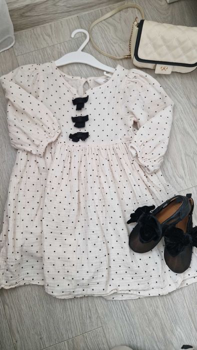 Бяла рокля на точки от муселин/памук на H&M за 3-4 години.