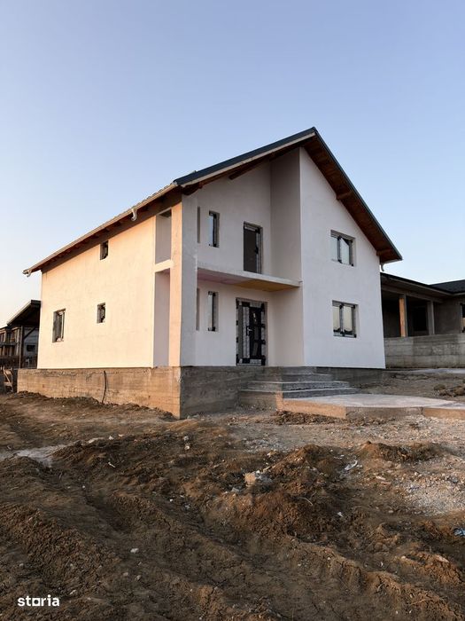 Casa noua cu etaj la Lebada