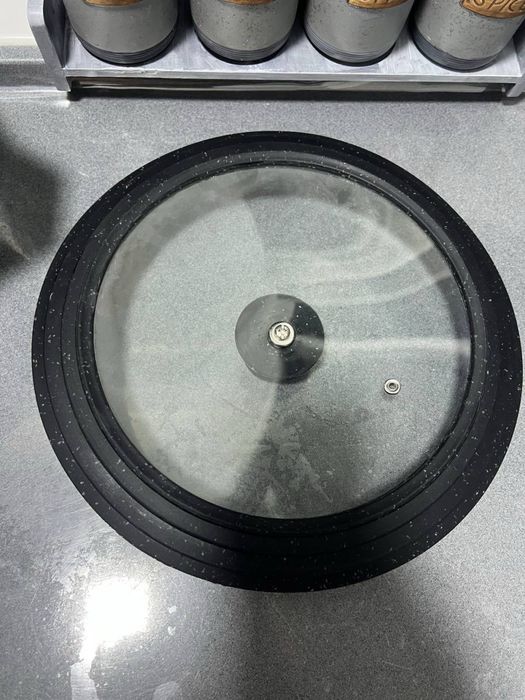 Казан 6 литров  с крышкой 28 см.На ручке есть клеймо.