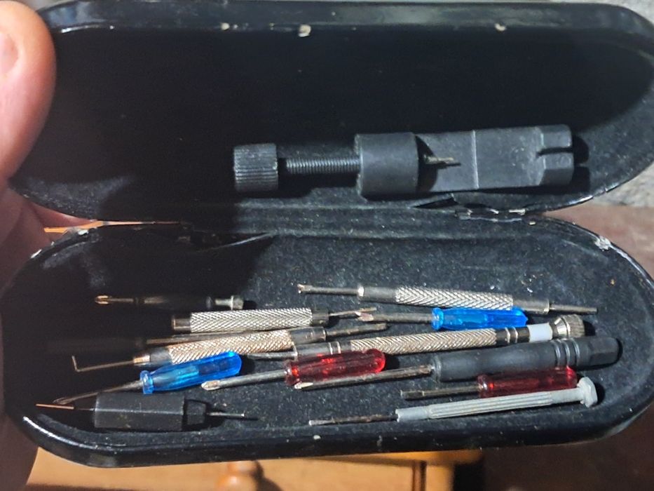 Сет за часовникари (в черната кутия със синия апарат):
​Син инструмент