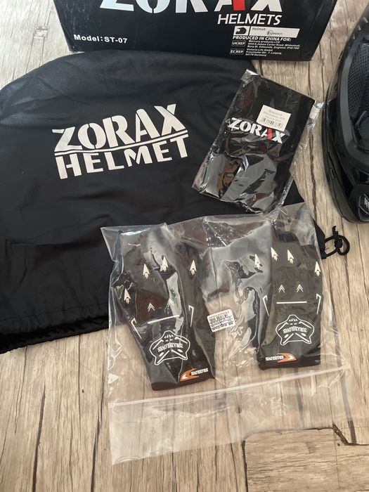 Мото каска Zorax L с принадлежности