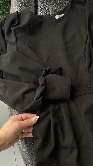 Прекрасен стилен гащеризон с красив ръкав от тюл