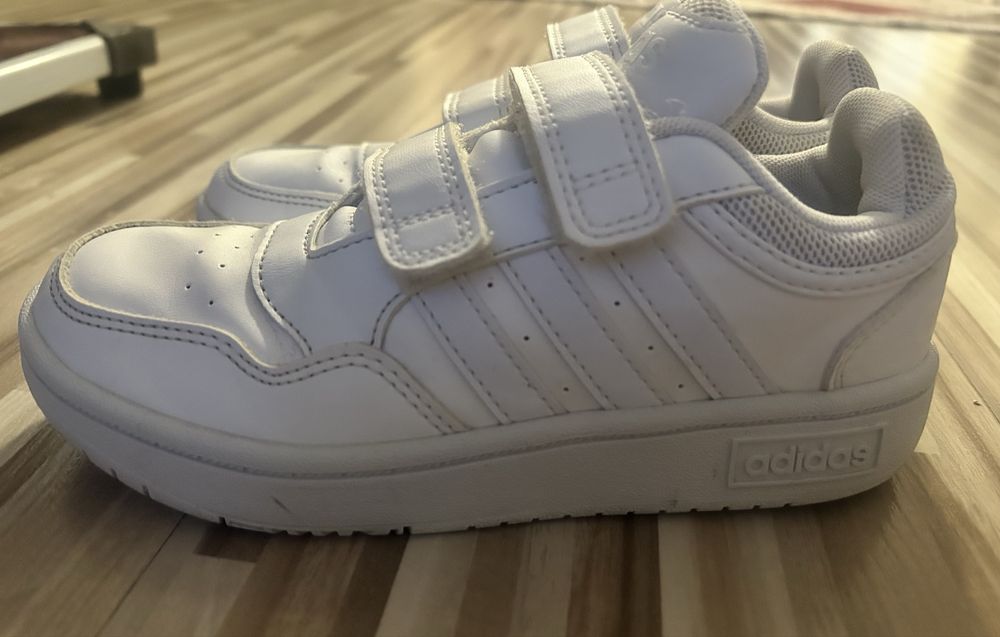 Дести обувки Adidas