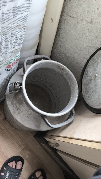 Продам флягу б.у и стулья крепкие