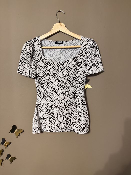 Top tricou buline cu umeri ușor bufanți crem cu buline
