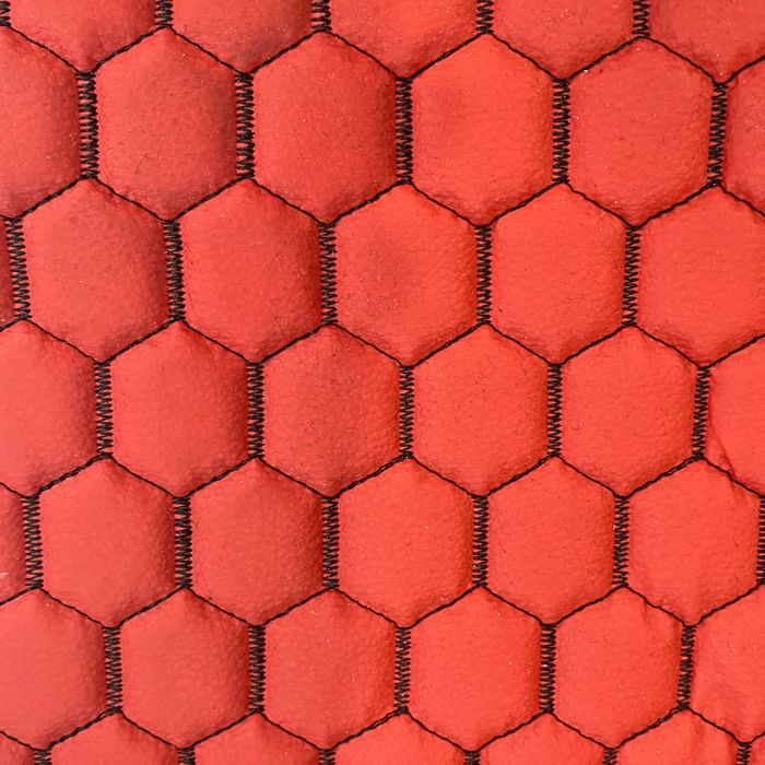 Капитонирана кожа тип Пчелна пита