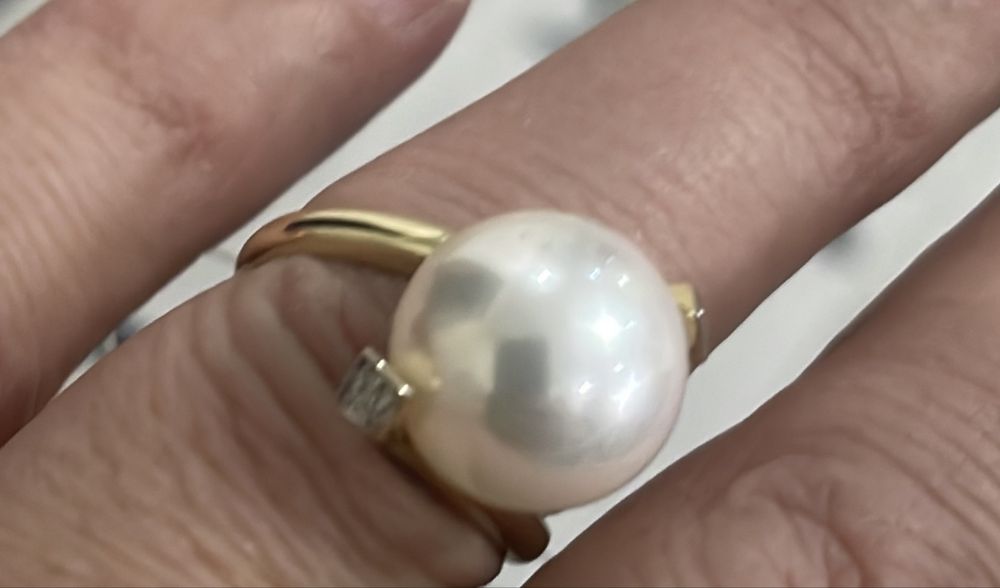 Продам  золотые серьги с бриллиантом