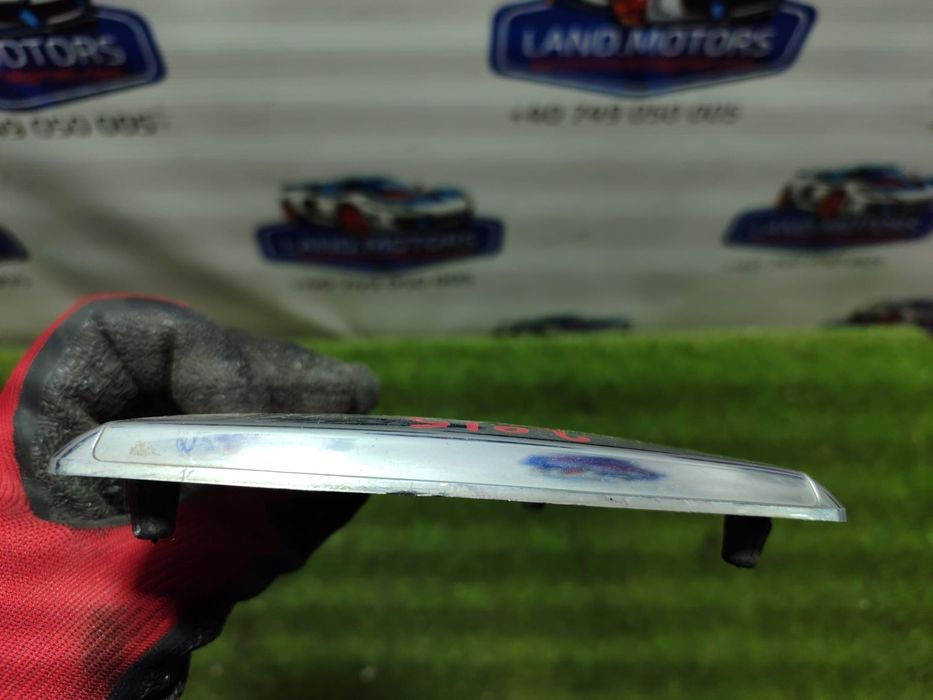 EMBLEMA / LOGO FATA DACIA DUSTER 1.5 DIESEL 2015 / SUV 5 USI COD OEM 628900520R / 2013-2017