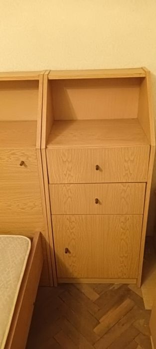 Двойна спалня с ракли и шкафове + четирикрилен гардероб